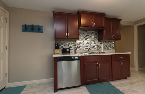 Perryville House | Enjoy A 17 Acre Lake At The Cash Lodge