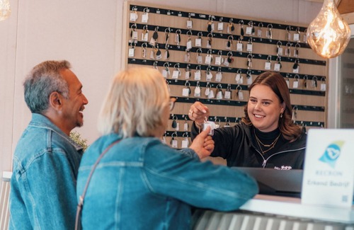 Nieuw Heeten House | Enjoy a comfortable stay in the wheelchair-friendly IJssel Comfort bungalow for 4 people at Vakantiepark de Sallandshoeve, surrounded by nature.