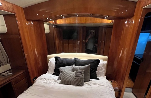 Villeneuve Loubet Beach Boat Rental | Enjoy a cozy Yacht! Beautiful Beaches, restaurants bars supermarket 5 min walk .