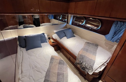 Villeneuve Loubet Beach Boat Rental | Enjoy a cozy Yacht! Beautiful Beaches, restaurants bars supermarket 5 min walk .