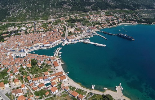 Martinscica Apartment | Enjoy a great vacation in this vacation apartment in excellent location on the beach.