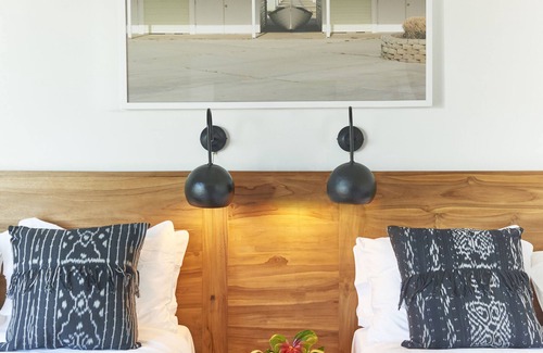 Montauk Hotel | Enjoy a Hassle-Free and Comfortable Stay! 2 Relaxing Units, Free Parking, Pool