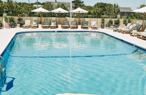 Montauk Hotel | Enjoy a Hassle-Free and Comfortable Stay! 2 Relaxing Units, Free Parking, Pool