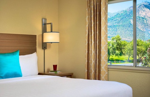 Flagstaff Hotel | Enjoy a Hassle-Free Stay! 3 Modern Units, Close to Bushmaster Park, Pet-Friendly