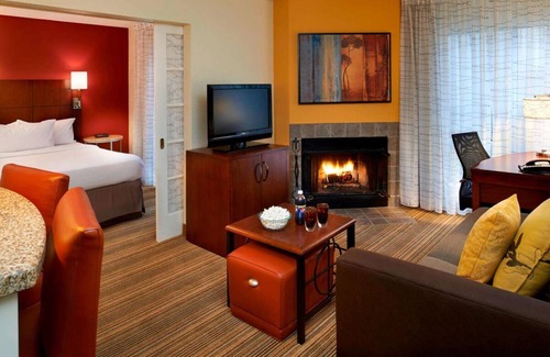 Warren Hotel | Enjoy a Hassle-Free Stay! Close to Freedom Hill Amphitheatre, Free Breakfast!