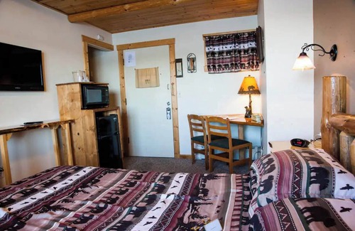 Rice Lake Cabin | Enjoy a lakeview sunset in Room 6 No Pet-The Bear's Den- Curriers Lakeview Lodge
