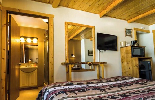 Rice Lake Cabin | Enjoy a lakeview sunset in Room 6 No Pet-The Bear's Den- Curriers Lakeview Lodge