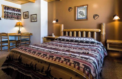 Rice Lake Cabin | Enjoy a lakeview sunset in Room 6 No Pet-The Bear's Den- Curriers Lakeview Lodge