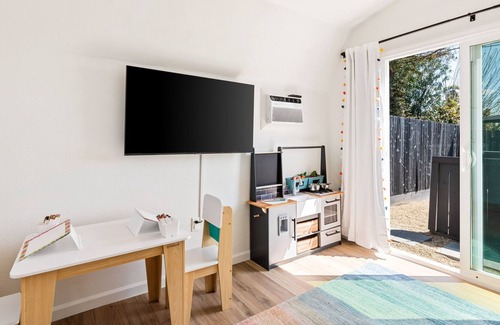 Madera Apartment | Enjoy a Modern Minimalist studio newly remodeled