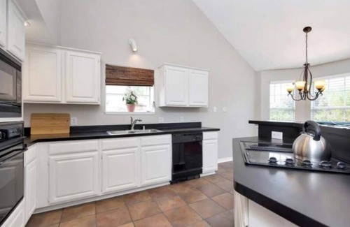 Fort Worth House | Enjoy a nice home with a beautiful garden.