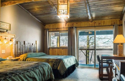 Rice Lake Cabin | Enjoy a quiet stay on the lake in Room 19 - The Wood Duck Room - Curriers Lakeview