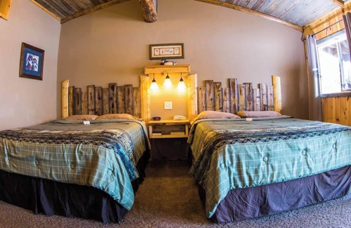 Rice Lake Cabin | Enjoy a quiet stay on the lake in Room 19 - The Wood Duck Room - Curriers Lakeview