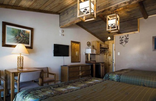 Rice Lake Cabin | Enjoy a quiet stay on the lake in Room 19 - The Wood Duck Room - Curriers Lakeview