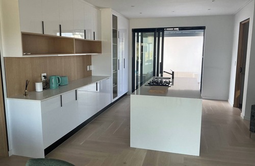 Heldervue Apartment | Enjoy a relaxing getaway in our new luxury apartment, central to most amenities