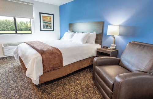 East Moline Hotel | Enjoy a Relaxing Stay Close to Scenic Trails w/ Modern Amenities