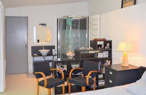 Grans House | Enjoy a relaxing vacation in this vacation home with pool near the forest.