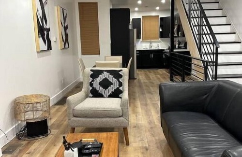 Camden House | Enjoy a Stylish centrally-located home 15min to Most Philly Attractions/Airport.
