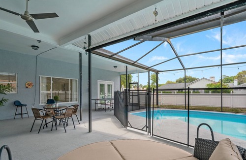 Plant City Villa | Enjoy a stylish experience at this chick and stylish pool house