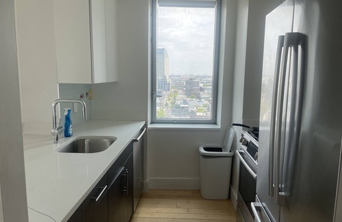 Hunters Point Apartment | Enjoy a stylish experience at this centrally-located place in LIC