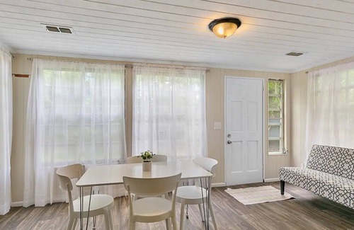 Lakeshore South House | Enjoy a wonderful & warm experience at this centrally-located place