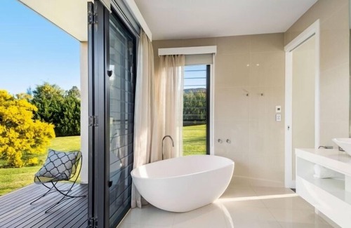 Barrengarry House | Enjoy all this stunning architect design modern home has to offer