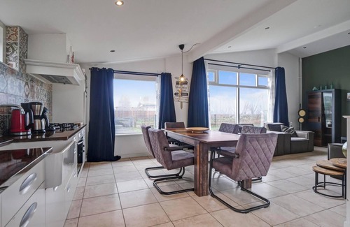 Julianadorp aan zee House | Enjoy an unforgettable beach vacation in vacation home Beau, right by the beach entrance in Julianadorp aan zee!