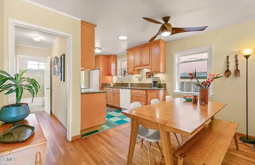 Silver Strand Cottage | Enjoy Beachlife in Quaint Beach House 4 min walk to beach