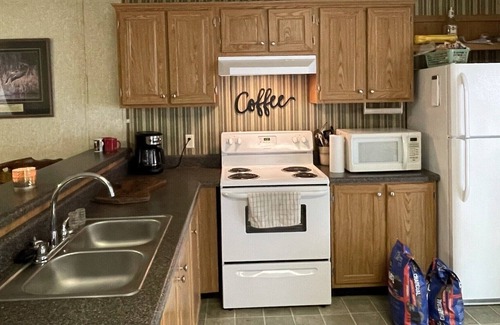 Wynnburg House | Enjoy beautiful sunsets at the HUT on beautiful Reelfoot Lake!