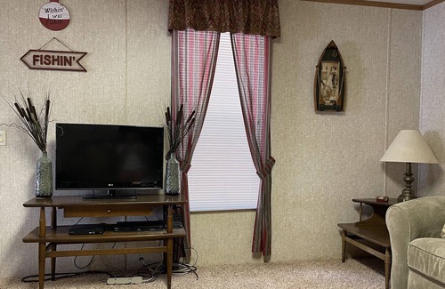 Wynnburg House | Enjoy beautiful sunsets at the HUT on beautiful Reelfoot Lake!