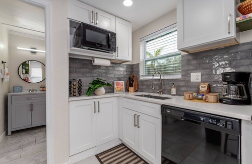 United Central House | Enjoy being minutes from Central Ave’s local gems, vibrant downtown spots and the beach!