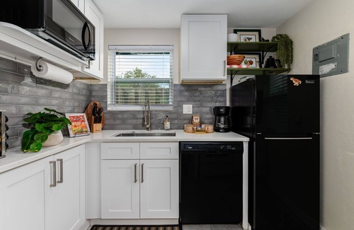 United Central House | Enjoy being minutes from Central Ave’s local gems, vibrant downtown spots and the beach!