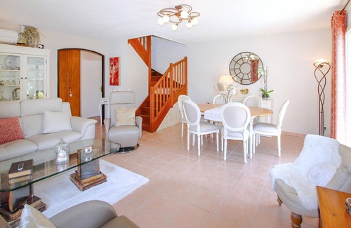 Morieres-les-Avignon House | Enjoy comfort, good facilities and space in this beautiful vacation home with swimming pool.