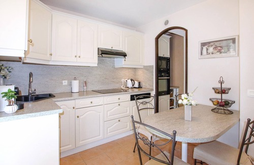 Morieres-les-Avignon House | Enjoy comfort, good facilities and space in this beautiful vacation home with swimming pool.