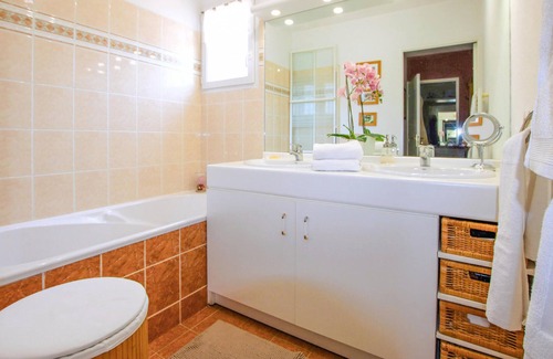 Morieres-les-Avignon House | Enjoy comfort, good facilities and space in this beautiful vacation home with swimming pool.