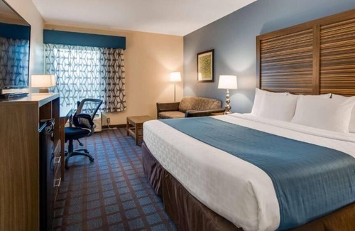 Fishers House | Enjoy Complimentary Breakfast & Comfortable Beds in Our Welcoming Fishers Stay