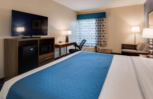Fishers House | Enjoy Complimentary Breakfast & Comfortable Beds in Our Welcoming Fishers Stay