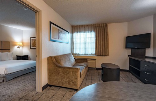 Fossil Creek Hotel | Enjoy Daily Coffee & Cozy Beds in 2 Thoughtful, Pet-Friendly Suites