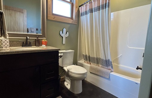 Kanab Cabin | Enjoy dark skies, expansive views, and cozy charm at Remy's Place!