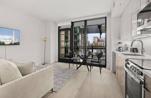 NoMa Hotel | Enjoy DC Views on your Private Balcony | Gym + Free Outdoor wifi