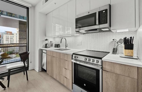 NoMa Hotel | Enjoy DC Views on your Private Balcony | Gym + Free Outdoor wifi
