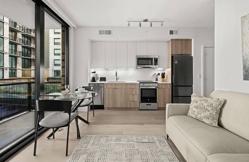 NoMa Hotel | Enjoy DC Views on your Private Balcony | Gym + Free Outdoor wifi