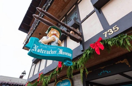 Leavenworth Hotel | Enjoy easy walking access to all Leavenworth has to offer after a relaxing night in our King room with a cozy fireplace.