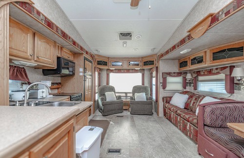 Victorville House | ENJOY GLAMPING? Stay in this Luxurious, & Comfortable RV on a private gated land