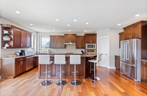 West Kelowna Estates House | Enjoy Kelowna life! Okanagan Lake and City Views