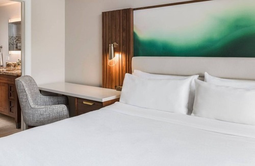 Orlando Resort | Enjoy Luxury this Christmas at Marriott's Lakeshore Reserve Resort in Orlando