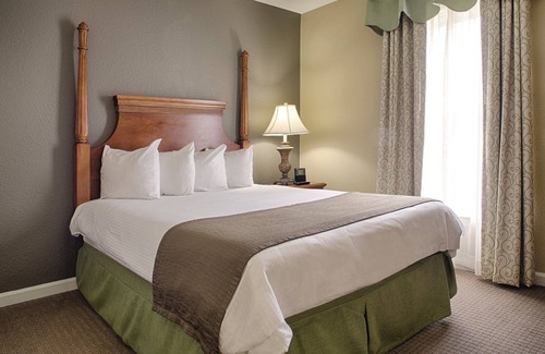 Williamsburg Resort | Enjoy our Colonial Style Resort in Williamsburg with Free parking, pool access, mini golf and tennis
