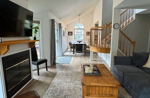 Saratoga Springs House | Enjoy Saratoga Springs in comfort from this beautiful Townhome on Saratoga Lake!