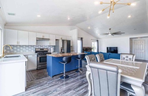 Canyon Country House | Enjoy Spectacular City and Mountain Views at the Florence Villa Retreat