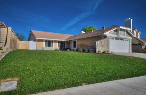 Canyon Country House | Enjoy Spectacular City and Mountain Views at the Florence Villa Retreat