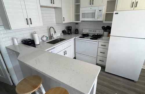 Bradenton Beach Cottage | Enjoy sunny fall days on gorgeous Anna Maria Island!